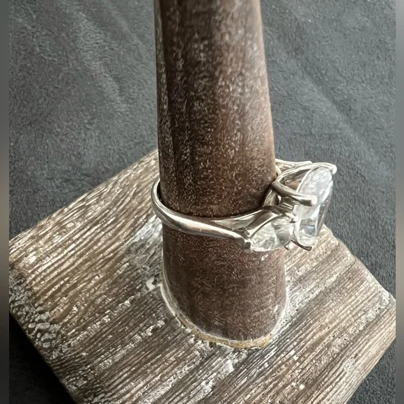 Beautiful BGE Diamond 3 stone engagement style ring. Size 8 - Picture 4 of 10